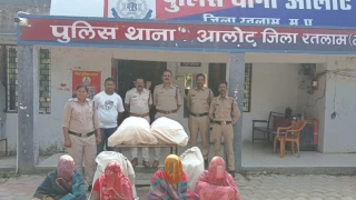 रतलाम पुलिस का एक्शन... सिर पर डोडाचूरा ढो रहीं 4 महिलाएं गिरफ्तार, पूर्व में भी जा चुकी हैं जेल
