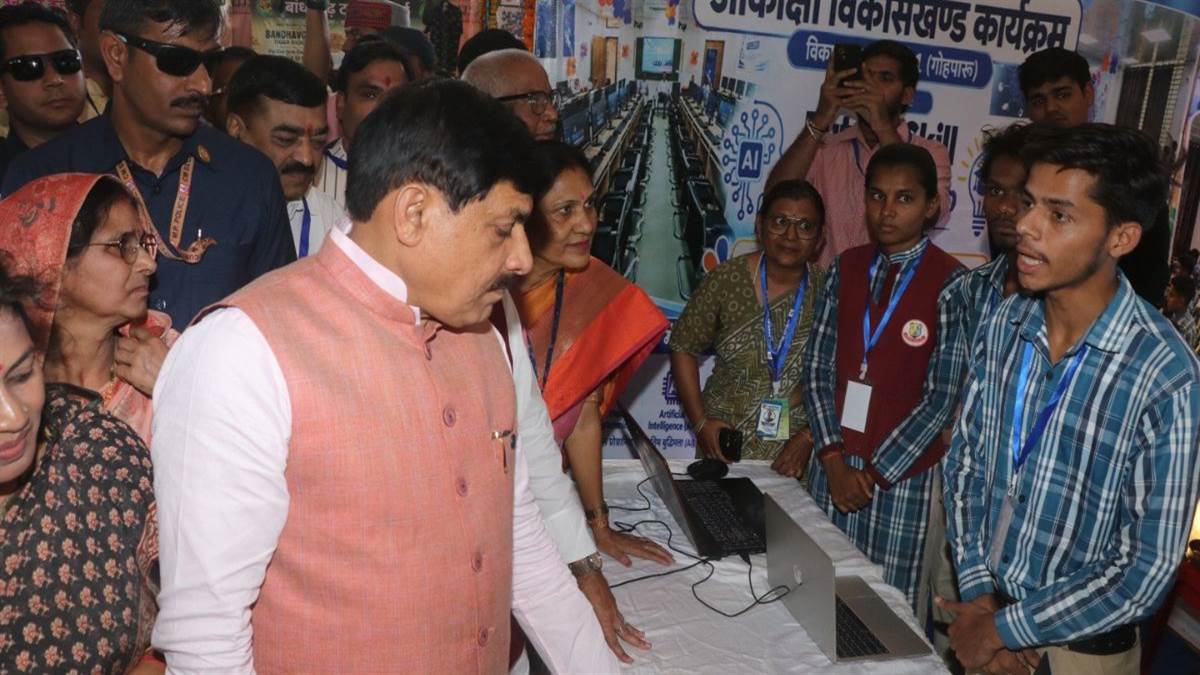 शहडोल के सांदीपनि विद्यालय छतवई में सीएम ने देखी संकेतवाणी वेबसाइट, अंग्रेजी अक्षरों में बदलने से मूक-बधिरों के लिए सहायक