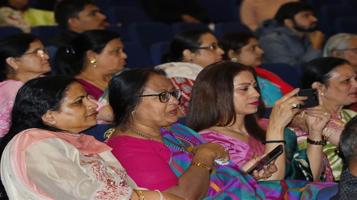 Literature Festival Indore: परिवार के जिक्र से वैश्विक पटल तक के मुद्दों की चर्चा