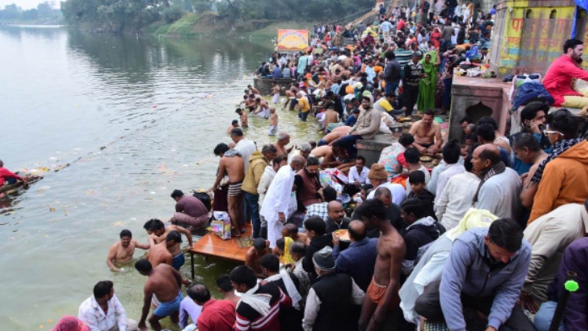 Ujjain News:  बैकुंठ चतुर्दशी पर शिप्रा नदी के सिद्धवट घाट पर हुआ आस्था का स्नान – Ujjain News Devotees gathered to take bath at Siddhavat Ghat of Shipra River on Baikuntha Chaturdashi