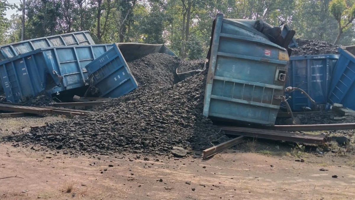 मालगाड़ी हादसा के बाद : सारनाथ पहुंची न अमरकंटक एक्सप्रेस, आज भी रद रहेंगी ट्रेनें...यहां देखें सूची