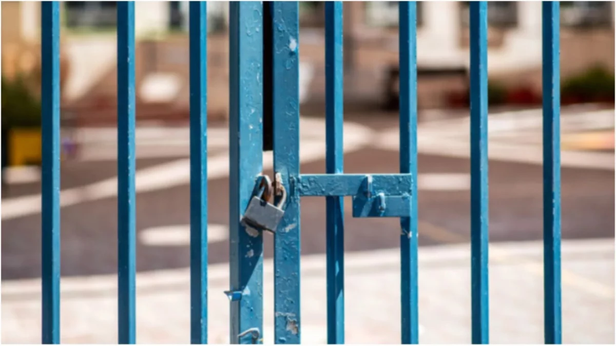 देवास में जमीन के विवाद में लगा स्कूल में ताला, बाहर खड़े रह गए बच्चे और शिक्षक