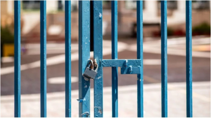 देवास में जमीन के विवाद में लगा स्कूल में ताला, बाहर खड़े रह गए बच्चे और शिक्षक