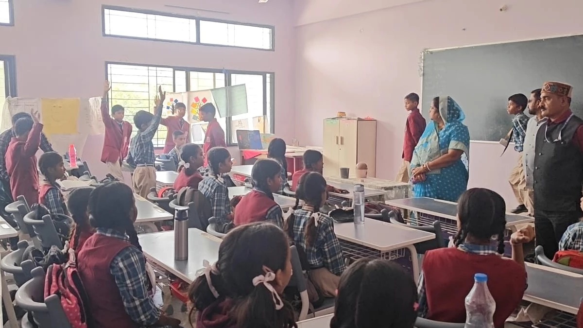 क्लास में शोर करने की बात पर टीचर ने बच्चों को बेंच पर लेटाकर पीटा, गला दबाया