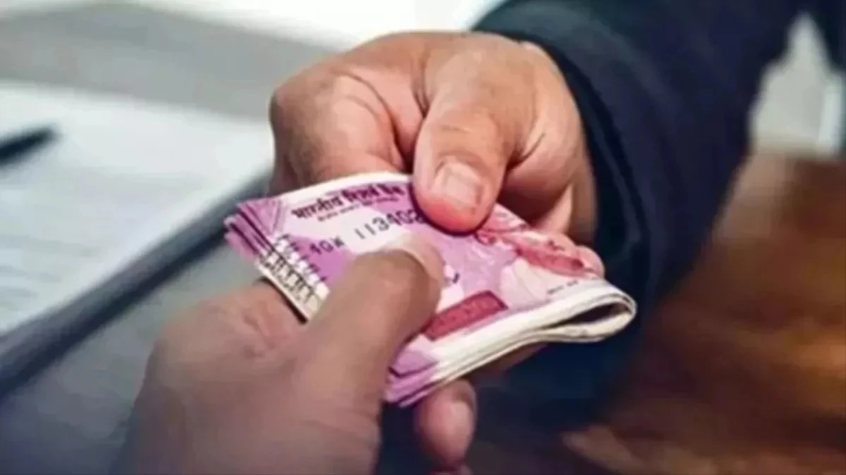 जबलपुर में सीएमएचओ कार्यालय का बाबू 60 हजार रुपये रिश्वत लेते गिरफ्तार, पैथोलॉजी वाले को कर रहा था ब्‍लैकमेल