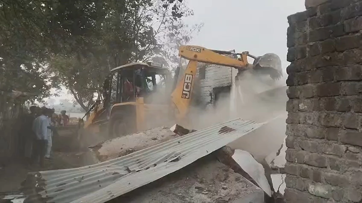 खंडवा में लव जिहाद के आरोपी अरबाज और आशिक के घर पर चला बुलडोजर, परेशान युवती ने की थी आत्महत्या