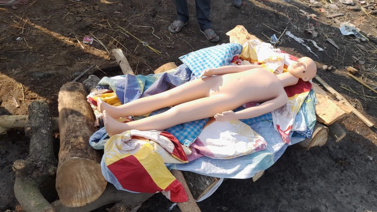 हापुड़ में दिखा गजब नजारा, अर्थी पर शव की जगह निकला पुतला, देखकर भड़के लोग