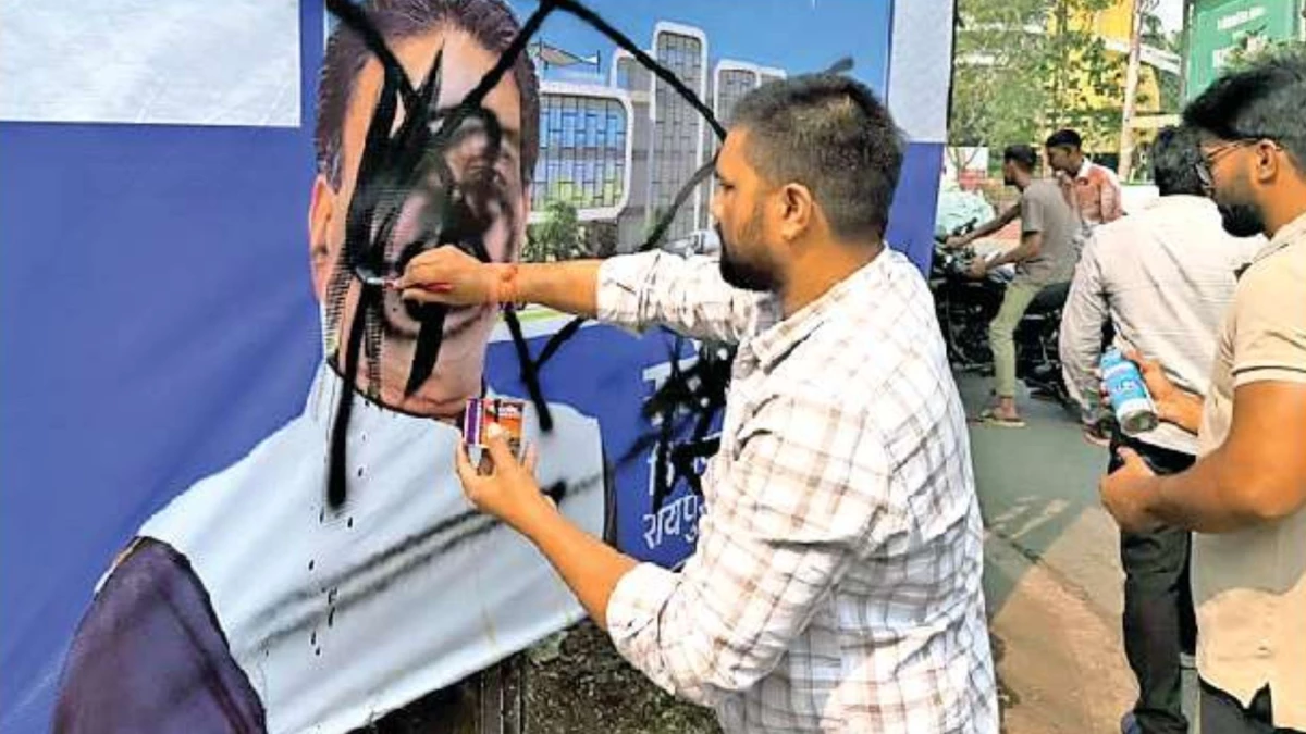 रायपुर में विधायक के पोस्टर पर कालिख पोतने से राजनीतिक माहौल गरमाया, पुलिस ने दर्ज की FIR