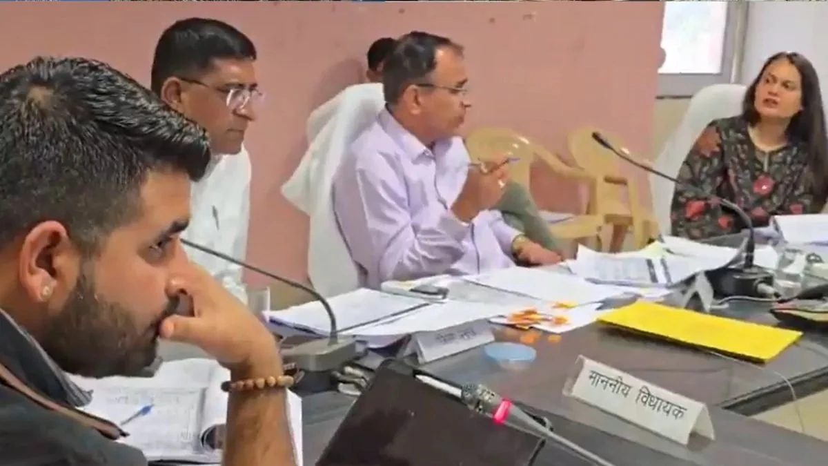 “अब समोसा खाने बुलाया है क्या...?” MLA रविंद्र सिंह भाटी ने IAS टीना डाबी पर साधा निशाना, बाड़मेर बैठक में हंगामा