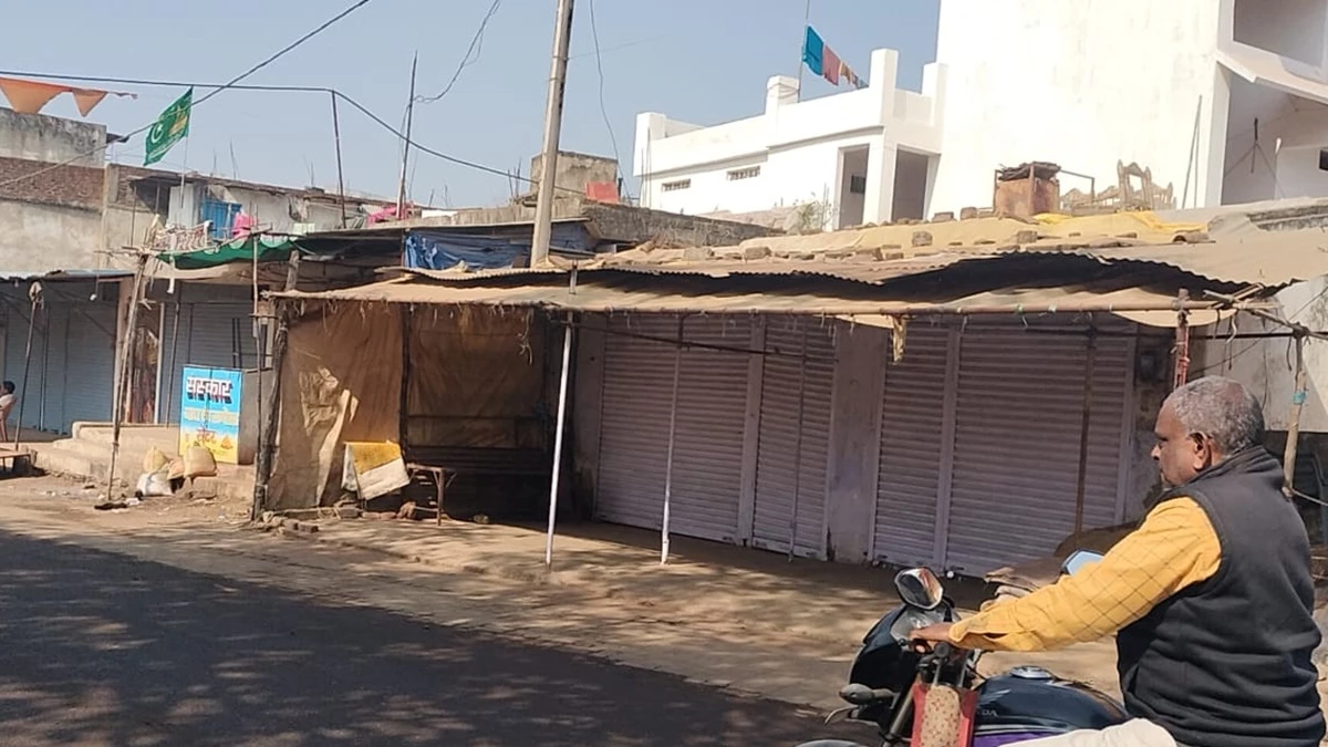 डिंडौरी जिले में टीचर की गिरफ्तारी की मांग पर बाजार बंद, छात्राओं को भेज रहा था अश्लील मैसेज