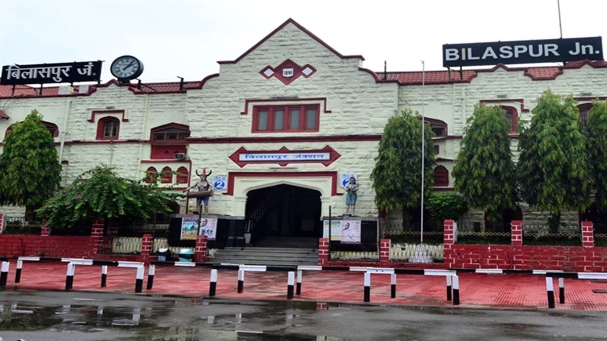 Bilaspur News डीआरएम ने कहा अधिकारी अपने कर्मचारियों के साथ हिंदी में