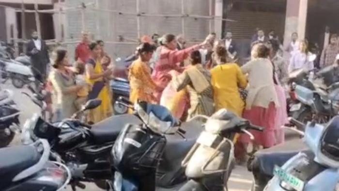 रायपुर के कोर्ट परिसर में दो महिला गुटों के बीच जोरदार मारपीट, जमकर चले लात-घूंसे, कैमरे में कैद हुई पूरी घटना