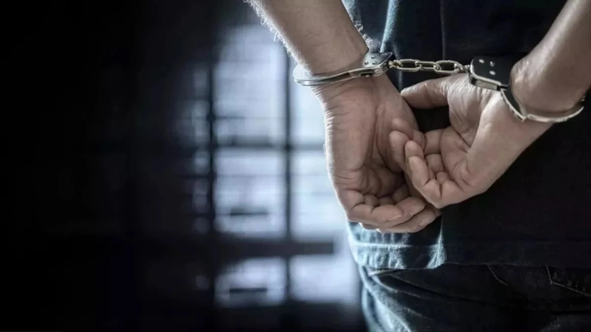 खंडवा में रेप के आरोपी ने हथकड़ी से तोड़ा टॉयलेट की खिड़की का कांच, फिर उसमें से निकलकर भाग गया