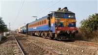 Sagar News: चलती ट्रेन से गिरा यात्री, देवदूत बने आरपीएफ जवान, घायल को दो किमी लेकर पैदल चले