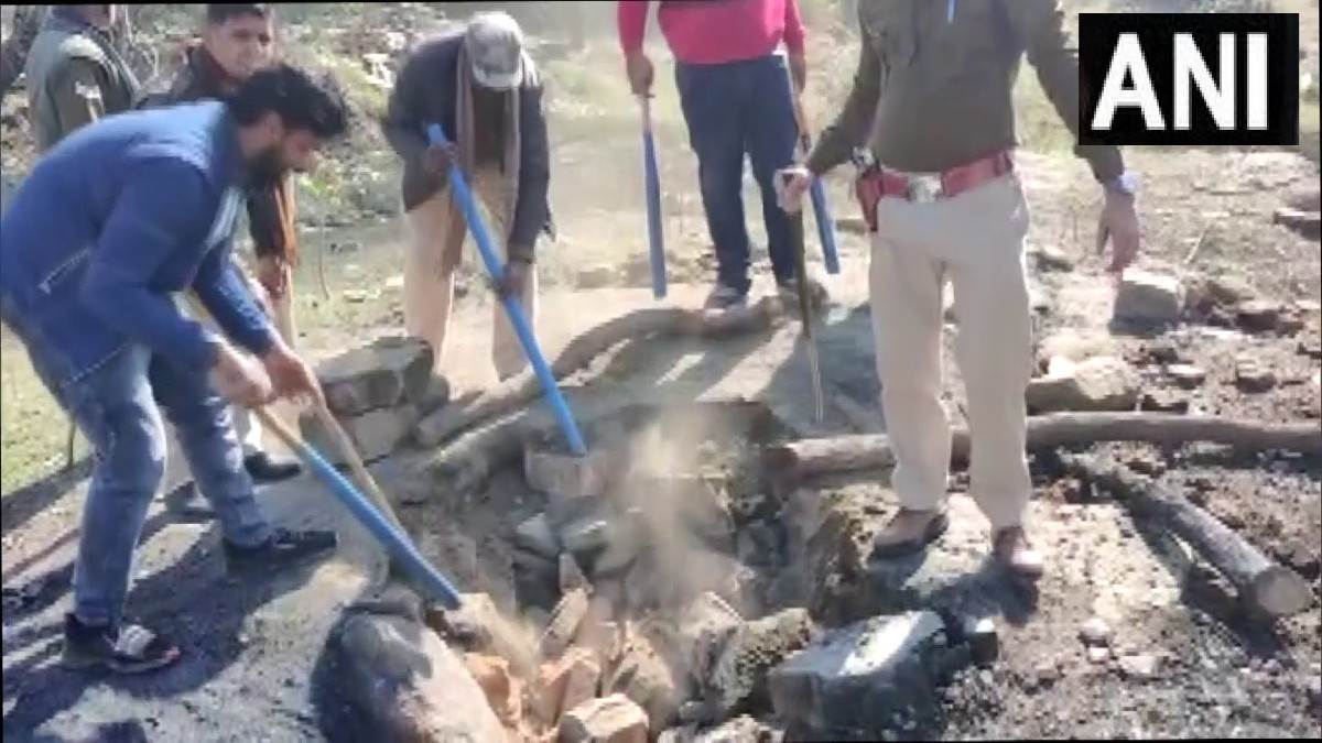 Chhatarpur News: आबकारी विभाग की बड़ी कार्रवाई, 2850 लीटर लहान और कच्ची शराब नष्ट की, 3 गिरफ्तार