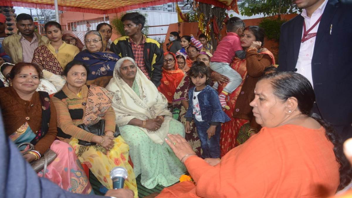 MP News: उमा भारती ने शराब दुकान के सामने मंदिर में डाला डेरा, कहा- यहीं से सुनूंगी नई शराब नीति