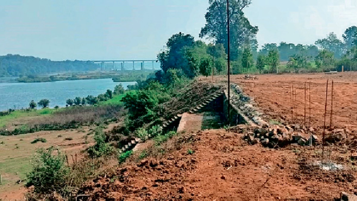 नर्मदा किनारे अवैध कॉलोनी पर चला बुलडोजर, भू-माफियाओं में हड़कंप