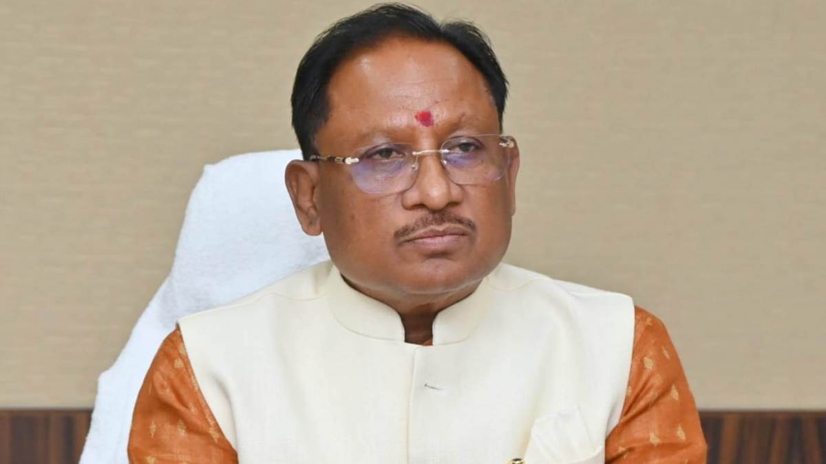 Chhattisgarh: CM विष्‍णुदेव साय की सुरक्षा में बड़ी चूक, पिस्‍टल लेकर सीएम हाउस पहुंचा शख्‍स, तीन सुरक्षाकर्मी सस्‍पेंड - Big mistake in CM Vishnu Deo Sai security man ...