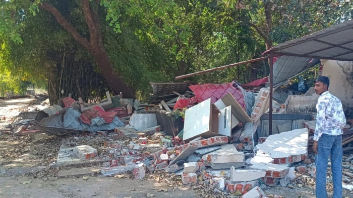 भोपाल के बड़ा तालाब के कैचमेंट में बने अवैध पक्के निर्माण जमींदोज, हलालपुर में बुलडोजर एक्शन