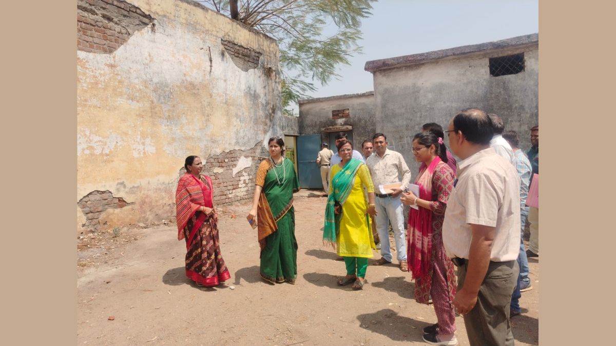 Lok Sabha Election 2024: कलेक्टर ने मतदाता केंद्रों की करी जांच, स्कूल का किया निरीक्षण
