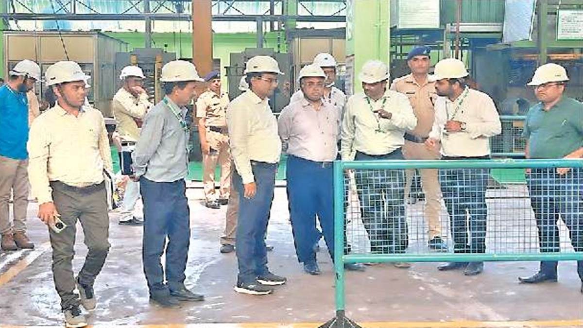 Station redevelopment: जीएम बोले- सुरक्षा का रखें ध्यान, काम की गति बढ़ाएं