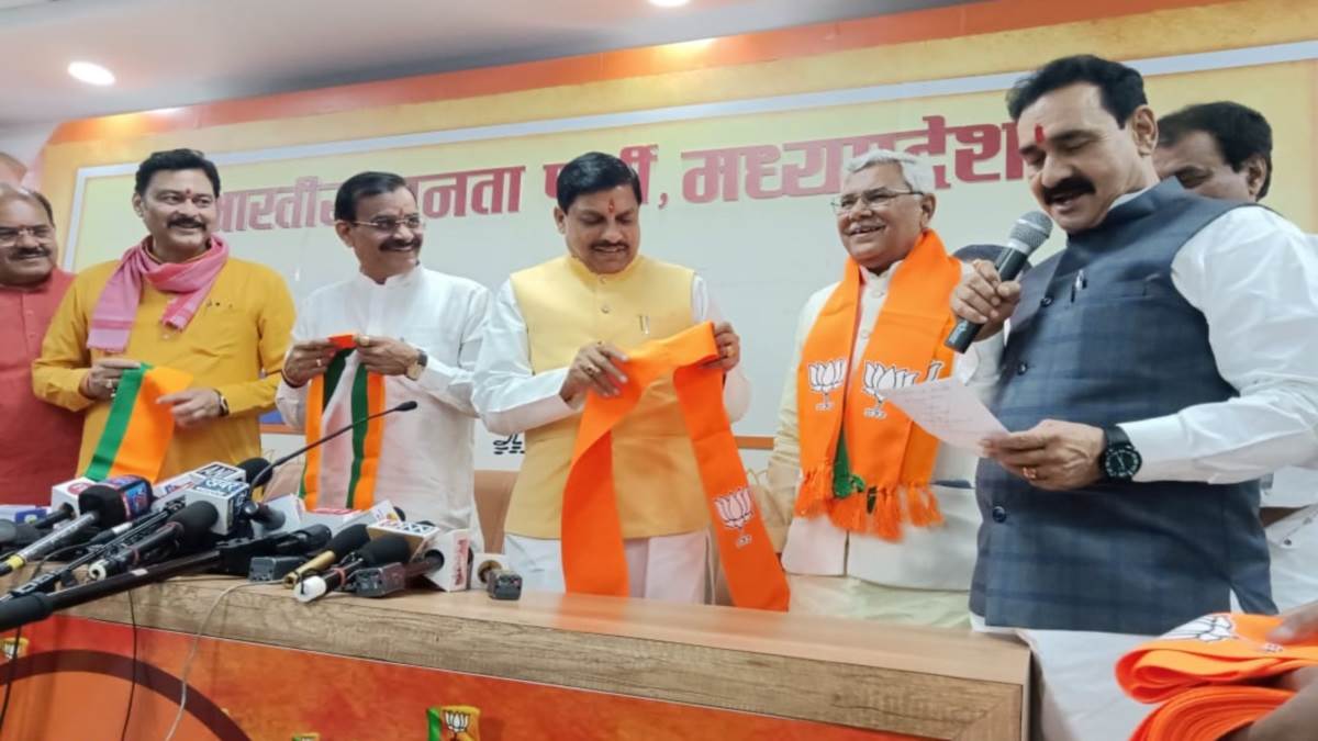 MP News: मप्र में कांग्रेस को एक और झटका, दो पूर्व विधायकों ने थामा भाजपा का दामन, पूर्व सांसद रामलखन सिंह ने भी ली भाजपा की सदस्यता