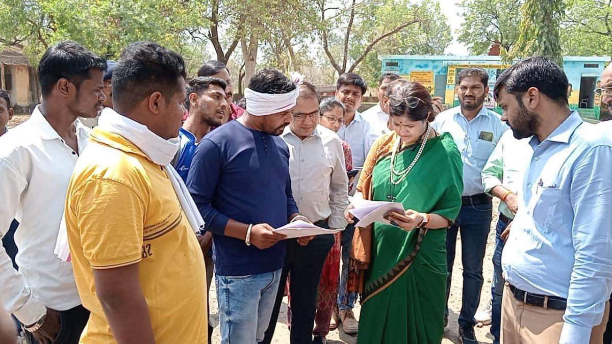 Jhabua Information: चुनावी प्रचार के पोस्टर से आदिवासी समाज का अपमान, आपत्ति होने पर कलेक्टर को सौंपा ज्ञापन