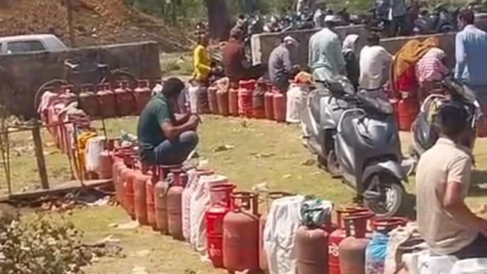 भोपाल में गैस के लिए लगी भीड़... 380 स्टॉक पर करा दी 1600 बुकिंग, सुबह 6 बजे से लग रही लाइन