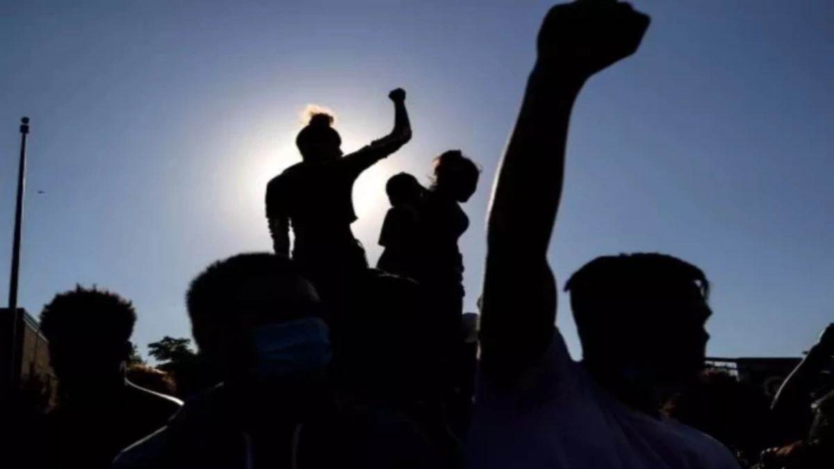 इंदौर में निगम की 'मोबाइल कोर्ट' पर संग्राम,  मालवा मिल में कार्रवाई के दौरान भिड़े व्यापारी और निगम कर्मी; दुकानें बंद कर सड़क पर उतरे दुकानदार