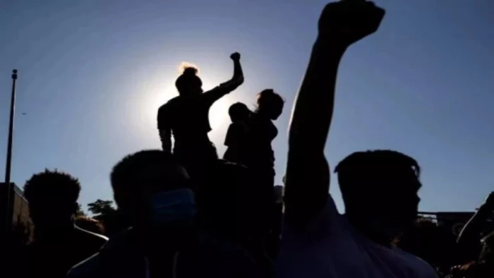 इंदौर में निगम की 'मोबाइल कोर्ट' पर संग्राम,  मालवा मिल में कार्रवाई के दौरान भिड़े व्यापारी और निगम कर्मी; दुकानें बंद कर सड़क पर उतरे दुकानदार