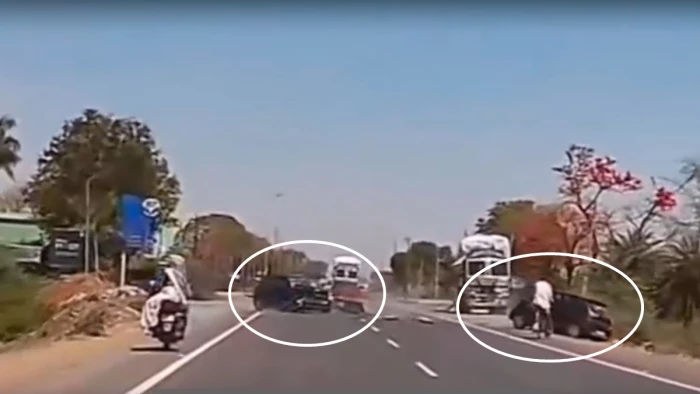 उज्जैन-झालावाड़ रोड पर अचानक मुड़ गया साइकिल सवार, उसे बचाने में टकराईं दो कारें: हादसे में तीन घायल