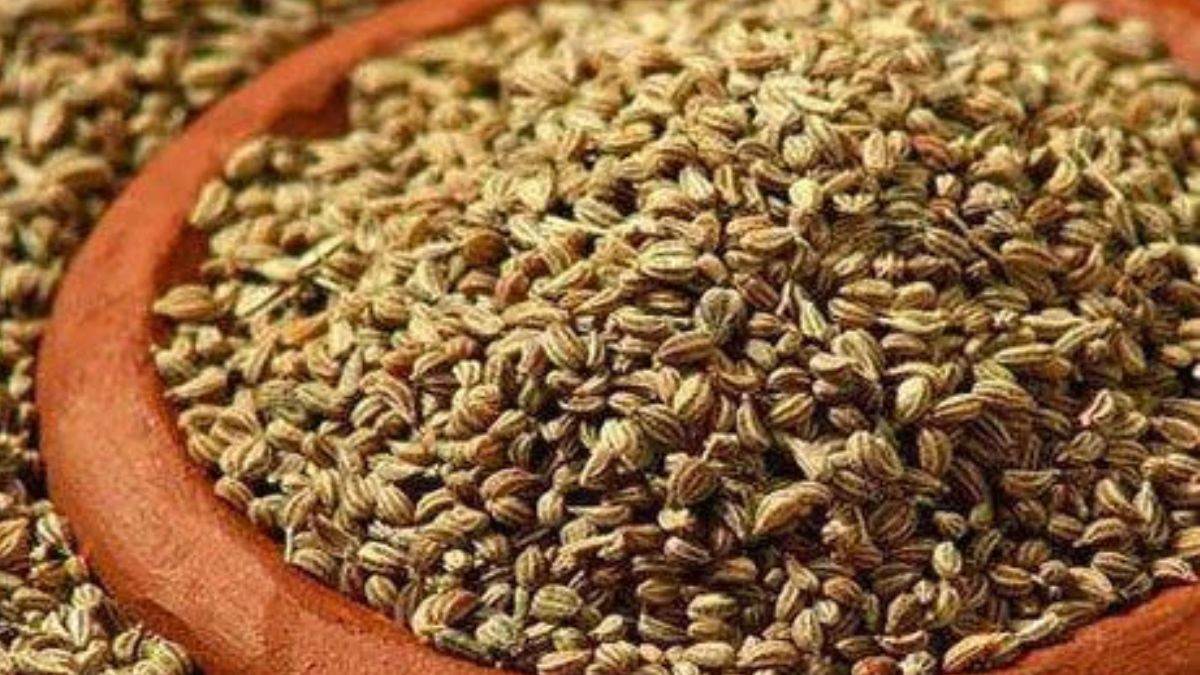 Ajwain Benefits: किचन में रखा ये मसाला तेजी से कंट्रोल करता है ब्लड प्रेशर, जानें अन्य फायदे