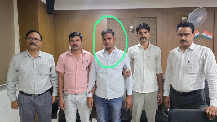 रायसेन जिले में उदयपुरा नगर परिषद के उपयंत्री को लोकायुक्त ने दो लाख की रिश्वत लेते रंगे हाथ पकड़ा