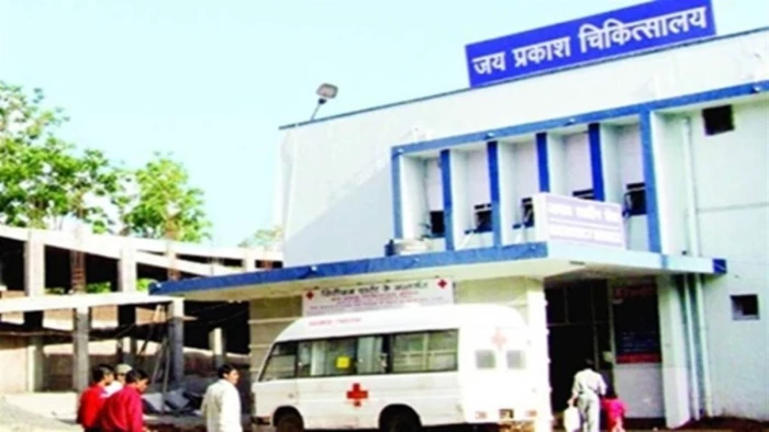 भोपाल के जेपी हॉस्पिटल पहुंचे कलेक्टर, गंदगी देख डॉक्टरों को फटकारा, 12 दिन से भर्ती बच्ची का इलाज न होने पर लगाई क्लास