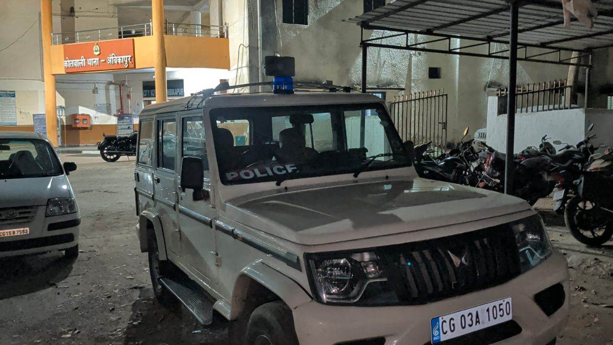 गांजा खरीद-बिक्री की सूचना पर छापामारी करने पहुंची पुलिस की सरकारी बोलेरो फिल्मी अंदाज में ले भागा युवक