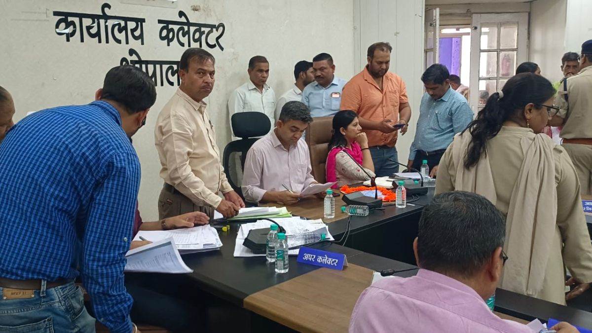 बंगाल चुनाव हिंसा की शिकार महिला पहुंची भोपाल कलेक्टर के पास, बोली - न राशन मिल रहा है, न इलाज