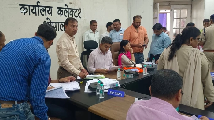 बंगाल चुनाव हिंसा की शिकार महिला पहुंची भोपाल कलेक्टर के पास, बोली - न राशन मिल रहा है, न इलाज