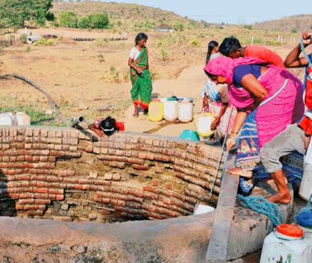 कुएं में खत्म हुआ पानी