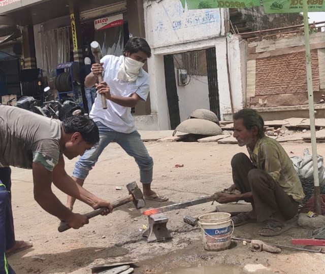 पेट की आग के आगे कमजोर पड़ी आसमान से बरसती 'आग