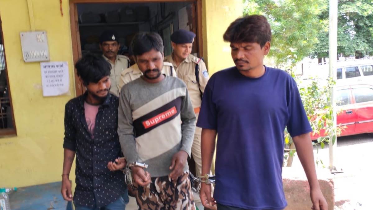 Betul News: मालखाने से चोरी कर सस्ते दाम पर शराब बेच रहे थे चोर, पुलिस ने गिरफ्तार किया