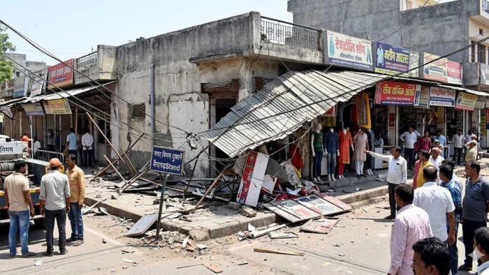 बैरागढ़ में हादसा: पुराने बस स्टैंड पर भरभराकर गिरे आठ दुकानों के शेड, टला बड़ा हादसा