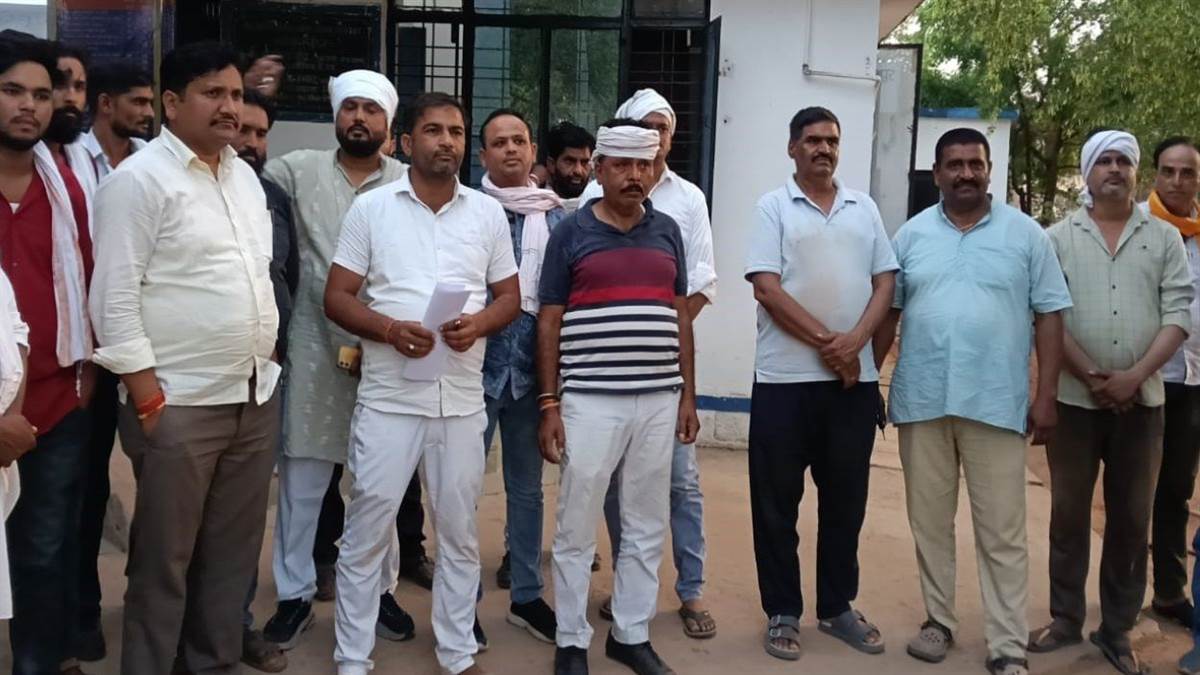 शिवपुरी में धरना दे रहे कांग्रेसियों पर नकाबपोशों का हमला, लाठियों से पीटा, टेंट उखाड़ा