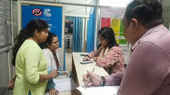 आधी रात को जच्चा खाना मुरार का औचक निरीक्षण करने पहुंची कलेक्टर, लापरवाही पर डॉक्टर-नर्स को नोटिस