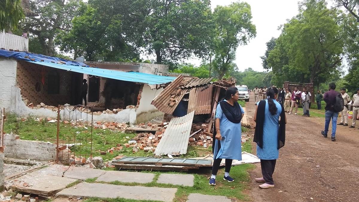 Bhilai News: छत्‍तीसगढ़ में बदमाशों के खिलाफ एक्‍शन, भिलाई में आधी रात गोली चलाने वाले आरोपियों के घर चला बुलडोजर