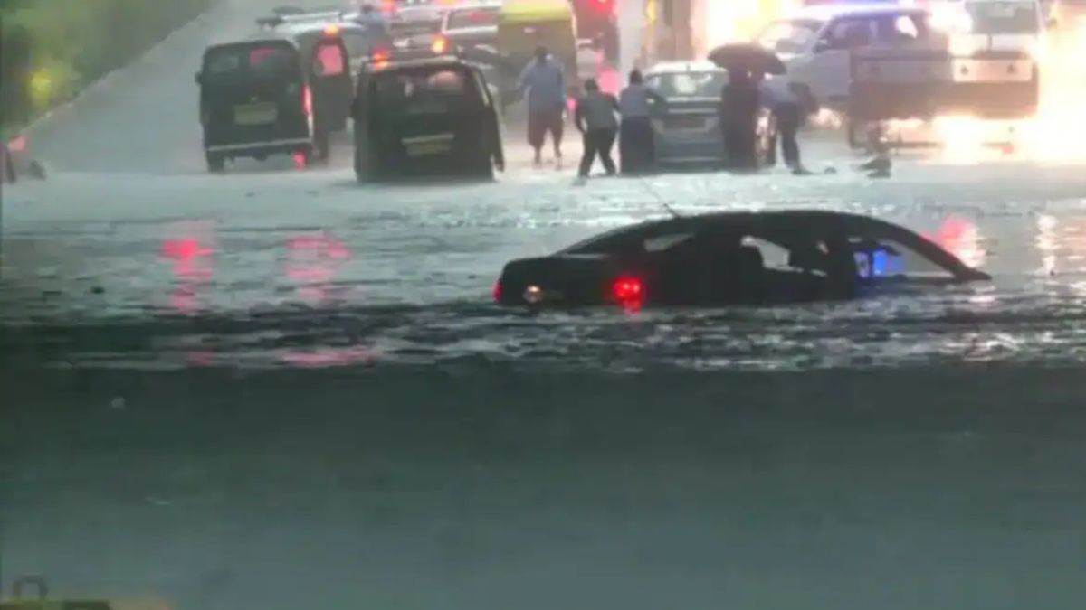 Delhi Rains: भारी बारिश से दिल्ली बनी ‘दरिया’, सड़कों पर गाड़ियां डूबीं, एयरपोर्ट की छत ढही, 3 जुलाई तक भारी बारिश का अलर्ट