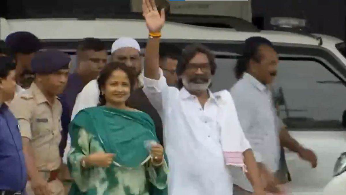 झारखंड के पूर्व मुख्यमंत्री हेमंत सोरेन रांची जेल से रिहा, जमीन घोटाले में हाईकोर्ट से मिली थी जमानत, वीडियो