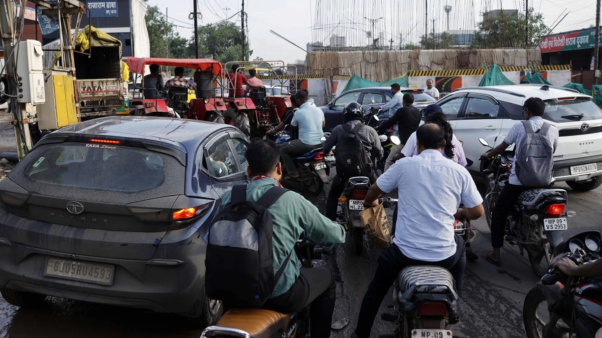 Indore Dewas Naka: देवासनाका पर ब्रिज निर्माण और सर्विस रोड खराब, रेंग-रेंगकर निकलती हैं गाड़‍ियां