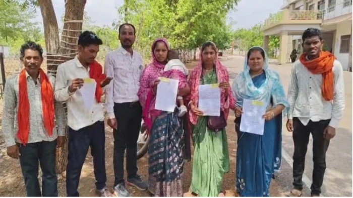 छत्तीसगढ़ में पंचायत प्रतिनिधियों का ग्रामीणों ने किया सामाजिक बहिष्कार, मंदिर में बैठक कर बोले नहीं माना कहना तो देना होगा एक लाख