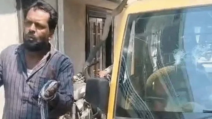 भोपाल में बच्चों से भरी स्कूल वैन पर पत्थर से हमला, रास्ता रोककर चालक पर बरसाए चाकू