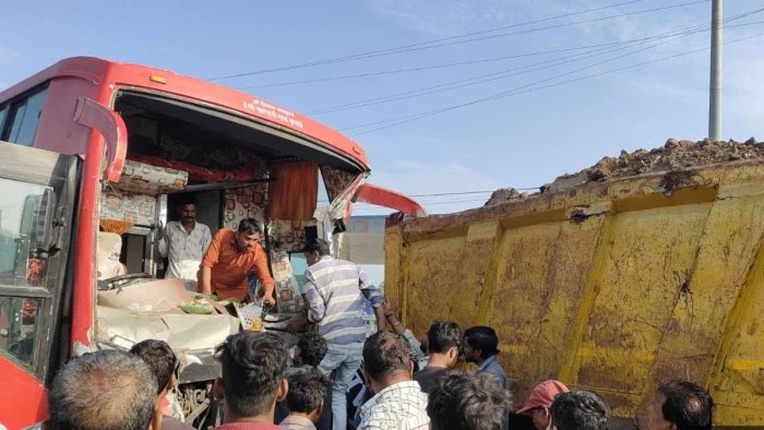 इंदौर-उज्जैन मार्ग पर ब्रेक फेल होने से डंपर में पीछे से जा भिड़ी यात्री बस, 6 यात्री लहूलुहान, पुलिस ने घायलों को अस्पताल पहुंचाया